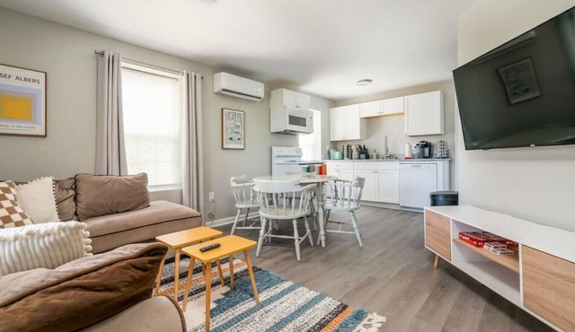 Luxury 1 bed APT near Five Point. Pets welcome!
