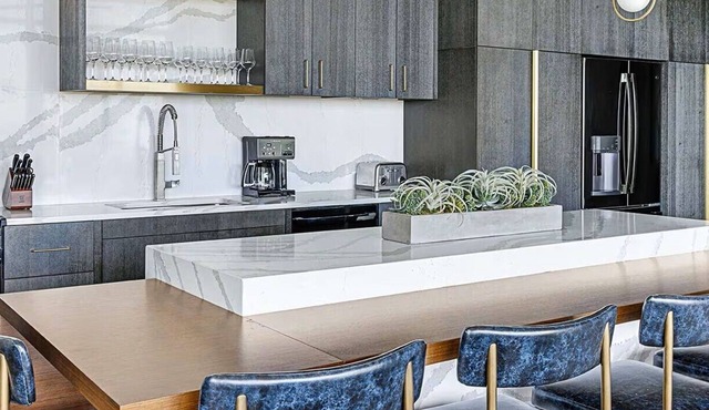 Luxury 1BR Presidential – MAJOR INTERNATIONAL SPORTING EVENT Week – Walk to Stadium – Parking – 4 Guests