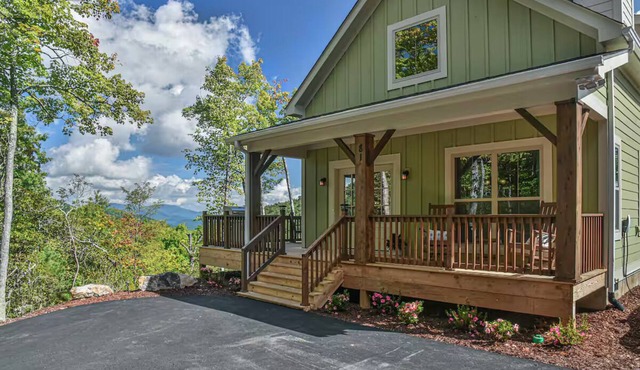 Luxury 2 Bedroom, Mountain Views, Hot Tub, Hiking