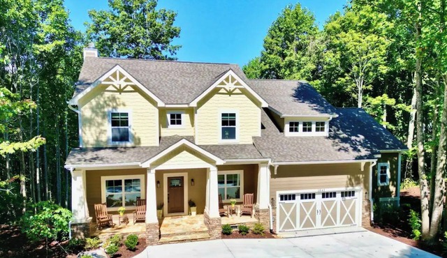 Luxury 5 bedroom, Mountain Views, Hot Tub, Game Room, Gourmet Kitchen, Hiking