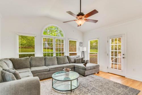Luxury 5BR Oasis, Sleeps 10, Pool, Office, Deck