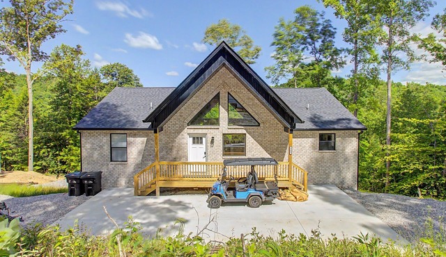 Luxury 6-Bedrm Mountain Lake Retreat with dock slip, Sleeps 18|