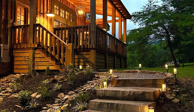 Luxury Barn Retreat, Mountain Views and Creekside Calm