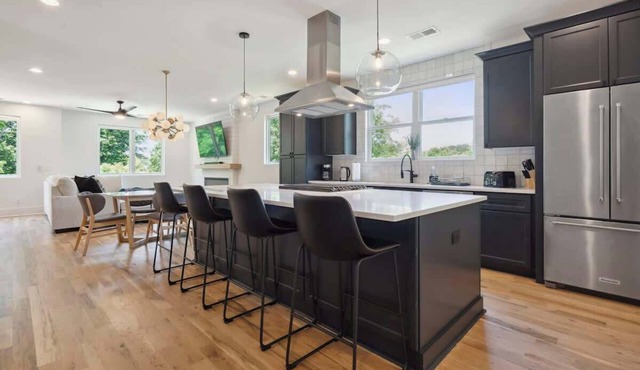 Luxury Build - King Beds - Minutes to Uptown