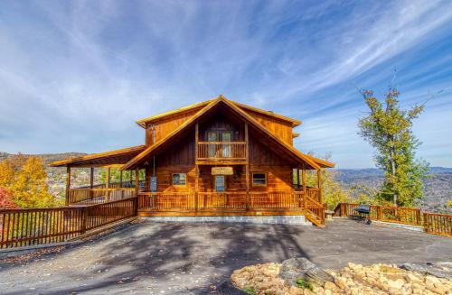 Luxury Cabin 4BR 5BA Amazing View Indoor Pool Huge Game Room WiFi Fire Pit