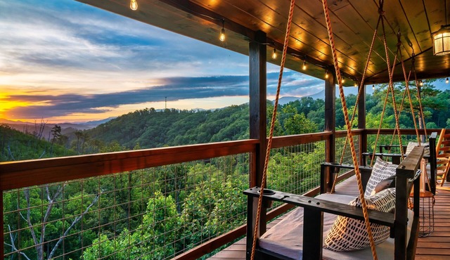 Luxury Cabin w/View! 3 Pools, Pickleball, Game Rm, Hot Tub!
