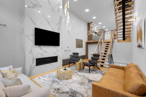 Luxury Downtown Mansion Garage Parking Roofdeck