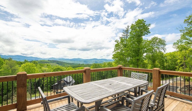 Luxury Eagles Nest Lodge: Hot Tub, Game Loft, Fire Pit, & Year-Round Panoramic Views!
