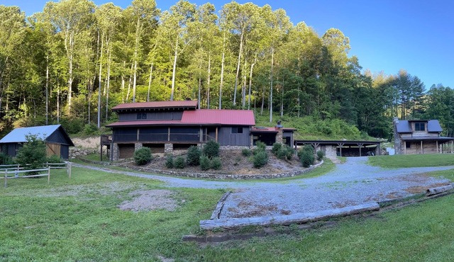 Luxury forest retreat with wood stove, vaulted ceilings & pond view