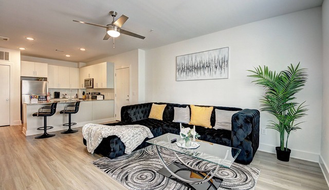 Luxury Getaway w/Pool,Gym, Balcony, Netflix