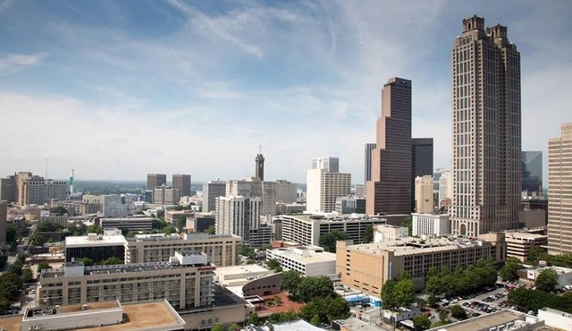 Luxury Highrise 20th floor 2-bed/2 bath in Downtown Atlanta w Gym Pool Game room