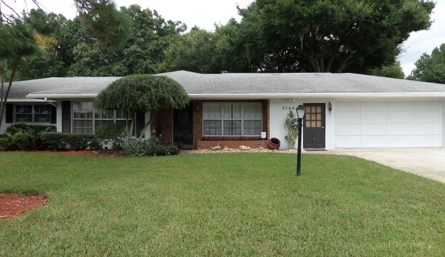 Luxury Home In Golf Course Community!