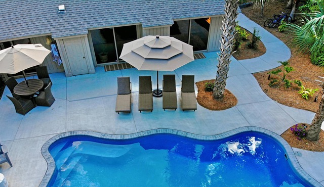 Luxury Home 5-Bed Home w Private Pool-house, Short walk to Beach