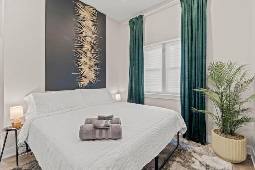 Luxury King Bed 1 BD 1 BA High Ceiling Apt Close to Everything