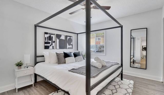 Luxury King Suite by Bayshore with Pool & Gym