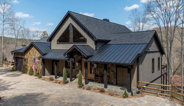 Luxury Lodge on the Toccoa - Riverfront | Hot Tub | Family Friendly