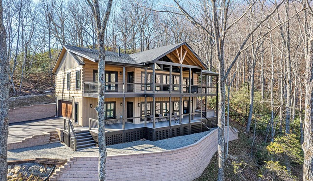 Luxury Log Cabin, Sleeps 12, Hot Tub + Game Room, Lake Views; Near Asheville