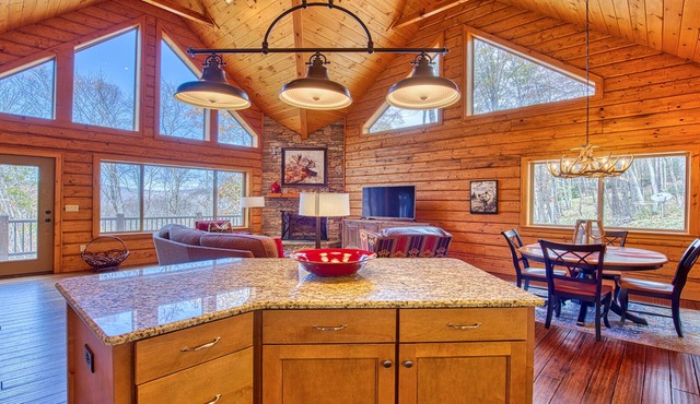 Luxury, Maggie Valley log cabin, with views, in breathtaking Smoky Mountains