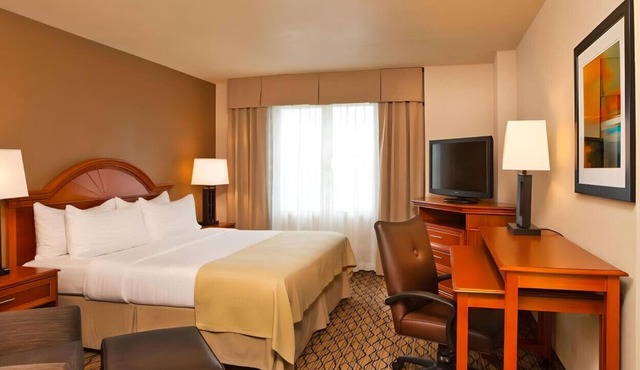 Luxury Meets Style & Comfort! Pool Access, Bar