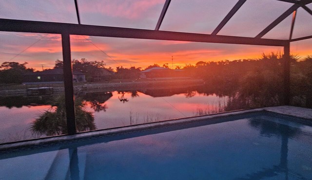 Luxury Relaxing Waterfront House - Heated Pool - 4BD - Family and Pets Friendly