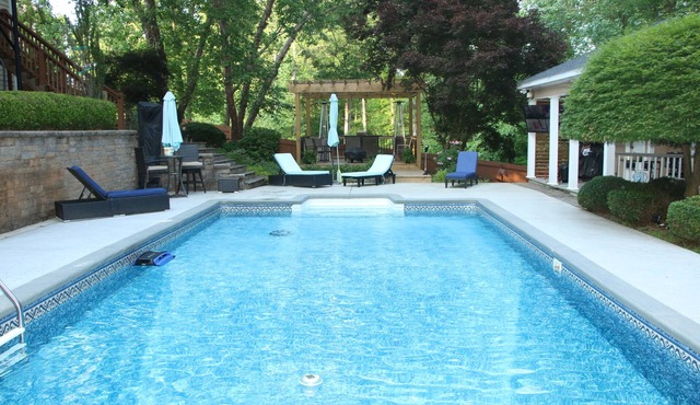 Luxury Retreat 20 Minutes from downtown- heated pool