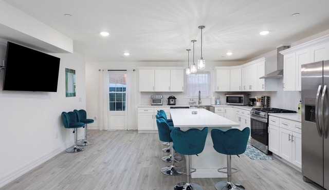LUXURY Seaside Getaway: Two blocks to the beach With a Roof Top