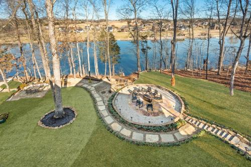 Luxury Smoky Mountain Cabin, River View, Game Room, Firepit