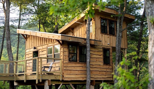 Luxury Treehouse Glamping with Soaking Tub & Pizza Oven Near Waterfalls, Zirconia, NC