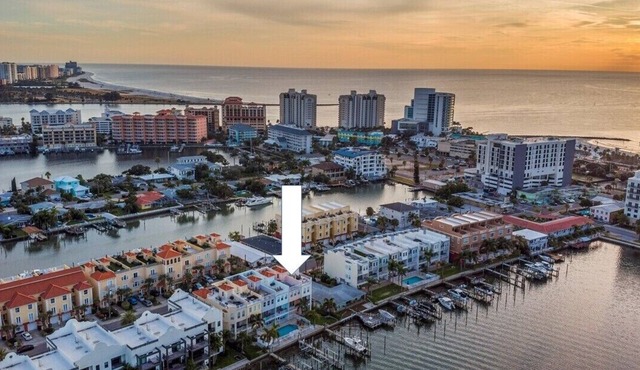 Luxury waterfront townhome, 5 min to beach, pool, boat slip & rooftop deck!