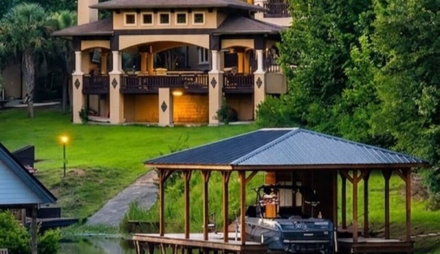 Luxury7 Bedroom Lakefront Retreat W/Swimming Pool, and Game Room