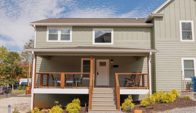 Mabel's Place - 3BR, 2.5BA, Newly Renovated Duplex