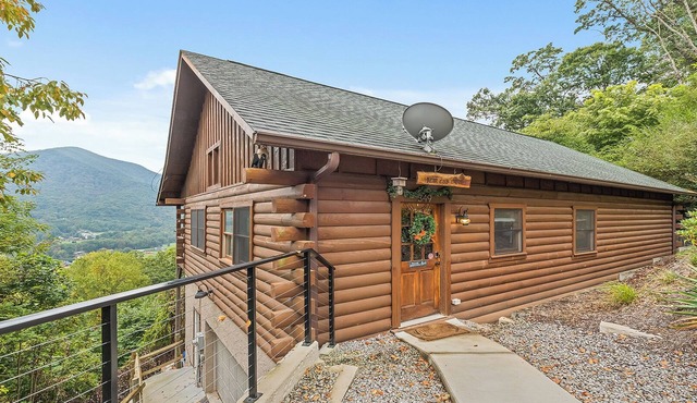 MAGGIE FAVORITE 3/3 FAMILY LOG CABIN with GREAT VIEWS, LARGE GAME ROOM & HOT TUB