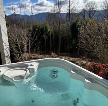 Maggie Valley Cabin - Hot Tub - Spectacular Views - Sleeps 7