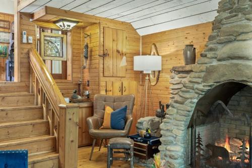 Magical Cabin near Main St Waterfalls Hikes