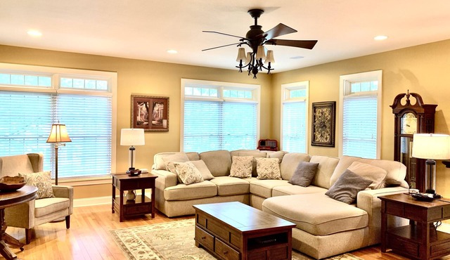 Magnificent Mnt Home Retreat! Convenient, 4 bedrooms, media rm, pool table