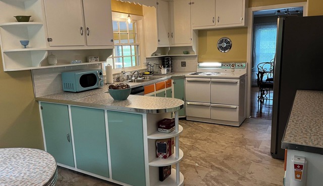 Magnolia Mid-Century on Bigby Creek. Cozy retro style close to everything.