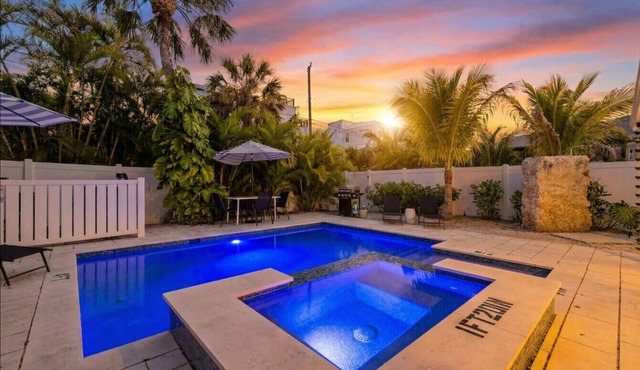 Main St Gem! Walk to shops, dining & beach! +HEATED POOL AND SPA