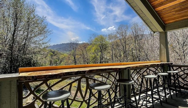 Maple Mountain Retreat! Views, Arcade Rm, Theater, Hot tub