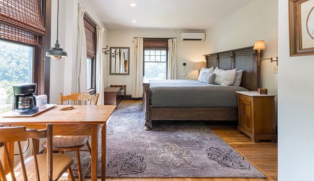 Marshall Inn Corner View Guestroom, Walk Downtown