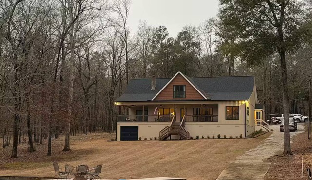 Marvelous lakefront 3-bedroom house with amazing views
