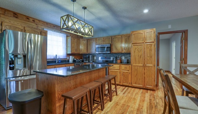 Massive Real Cabin! 3500 SF, Up to 16 guests! Mountain Views, Firepit, HOT TUB!
