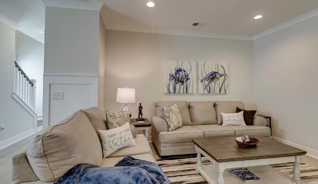 MBR King & 4 Queens Huge Living Room Covered Porch Bikes & Beach Gear included