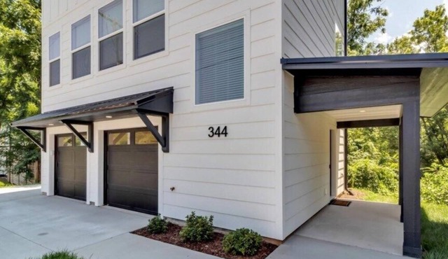 Memories Off Main - Sleeps 10, Dwntwn, New Build