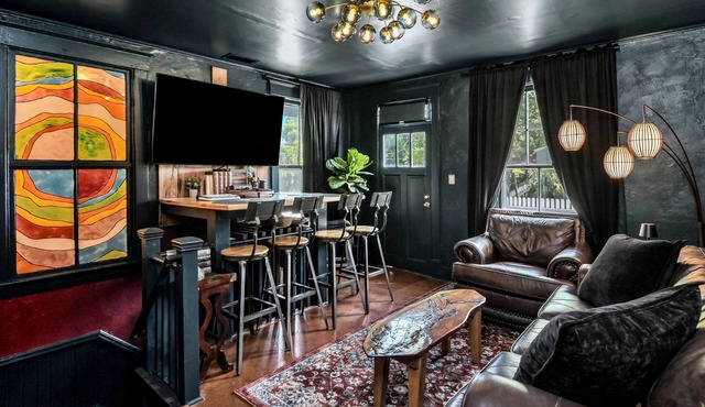 Midnight Magnolia - Historic Victorian Downtown Savannah Stay Near Forsyth Park!