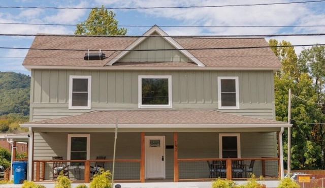 Minnie's Place - Downtown Waynesville, 3 BR, 2.5 BA, Newly Renovated Duplex