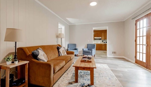 Mins to Lake Murray & Downtown! Soda City Suite