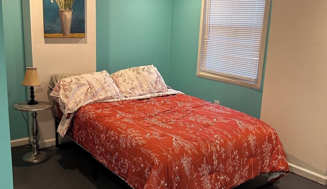 Minutes to Chattanooga Airport or downtown! Full basement in owners home.