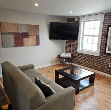 Modern 2BR in Great Location (202)