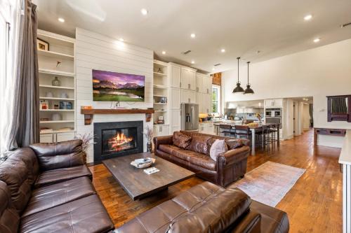 Modern 3BR Condo Walk to Downtown and UT with Parking