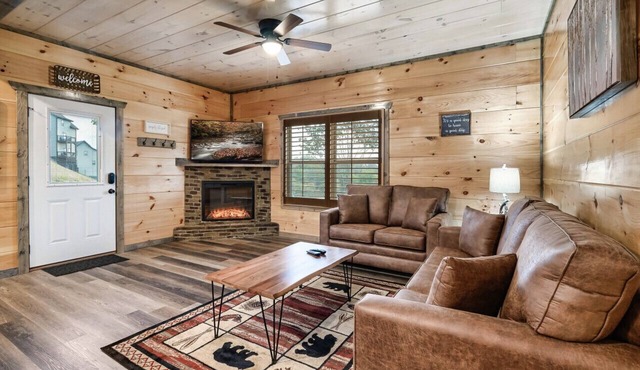 Modern 4BR Cabin ★ Amazing Location Near Dollywood ★ Grotto Hot Tub ★ Game Room
